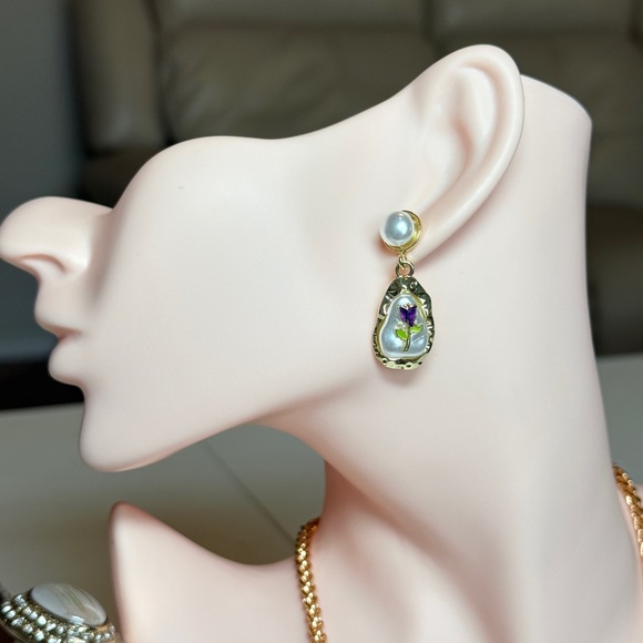 Trendy Gold and Pearl Rose Earrings - Picture 3 of 9